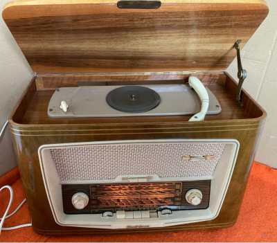 Παλιό ραδιόφωνο με λυχνίες Radio-schaub-banjo-58.thumb.jpg.6a2cc0b3fd112ba82c4aaa9b88debfbf